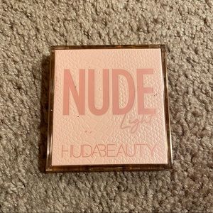 HUDA BEAUTY Nude Light eyeshadow palette